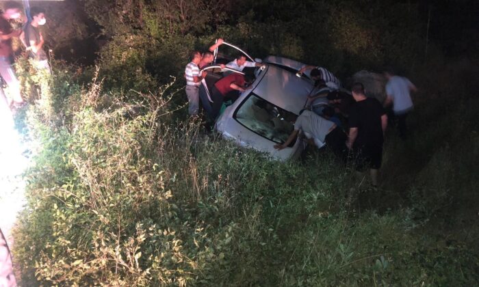 Tıra Çarpan Otomobil Yoldan Çıktı