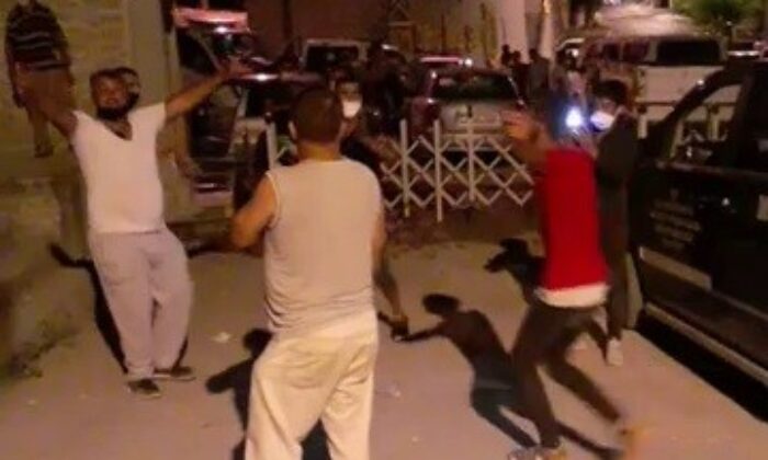 Karantinanın Bitişini Kuralları Hiçe Sayarak Kutladılar