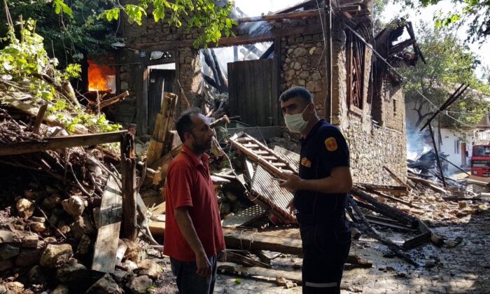 Yangın Komşu Eve Sıçradı 2 Ev Kül Oldu