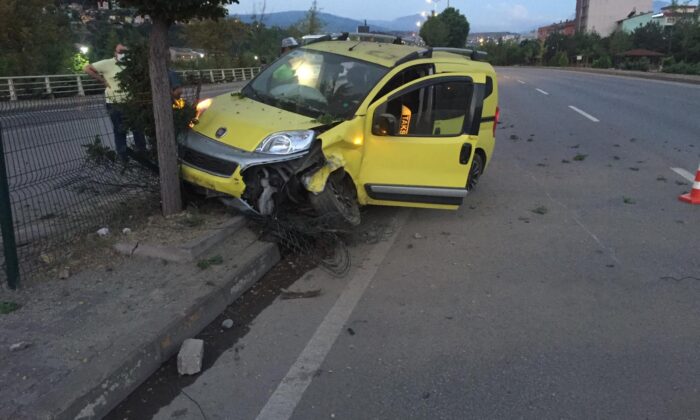 Ticari Taksi Karşı Şeride Geçti 2 YARALI