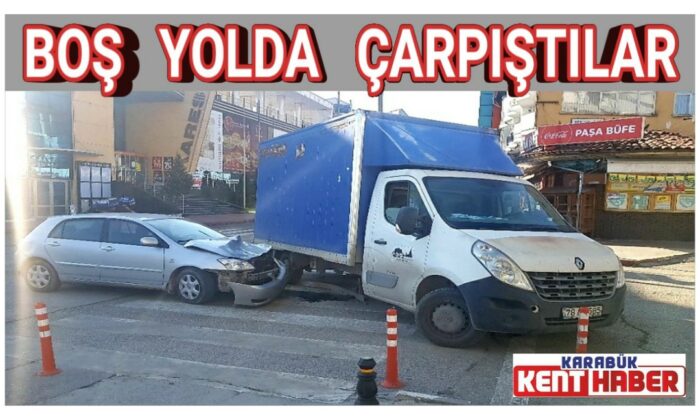 Boş yolda kamyonet ile otomobil çarpıştı